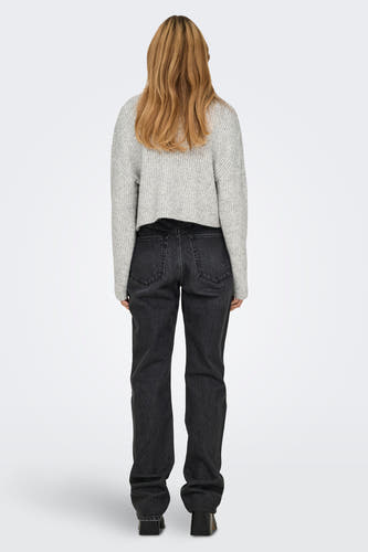 Veste grise ONLY, avec des manches longues et une texture côtelée, portée avec des jeans noirs et des baskets.