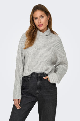 Pull à col rond gris ONLY, avec une texture rayée, associé à un jean noir.