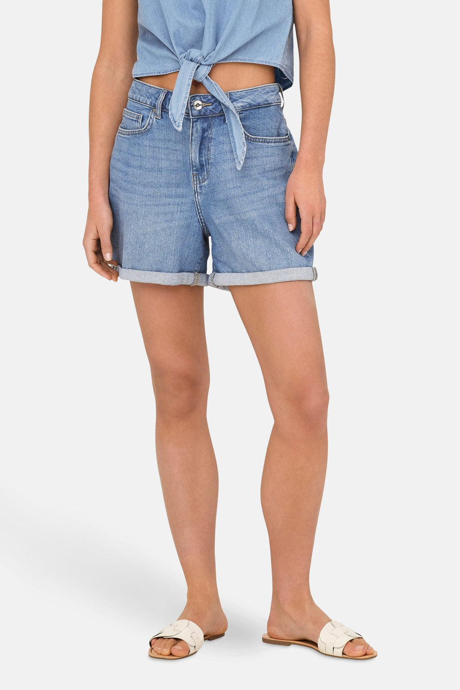 Short en denim bleu clair de ONLY, avec poche et poches po géréé avec un top dans la même couleur et des sandales.