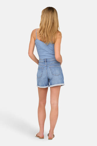 Shorts en denim bleu clair d'ONLY, avec des poches suréées et une poche arrière.