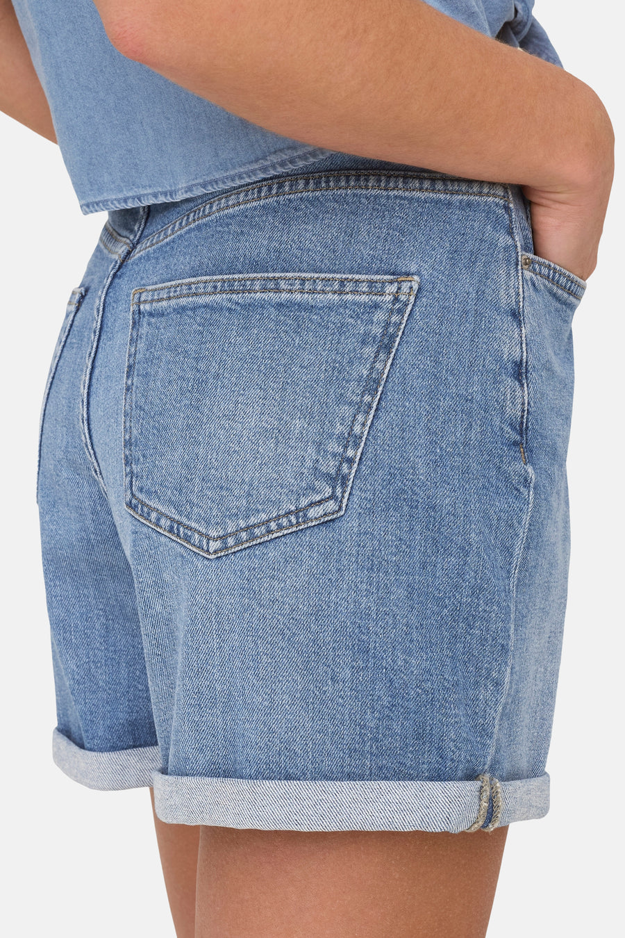 Short light blue denim pants from ONLY, with turned-up cuffs and a back pocket.