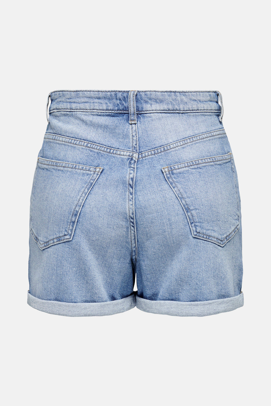 Short en denim bleu clair de ONLY, avec des poches arrière et des jambes relevées.