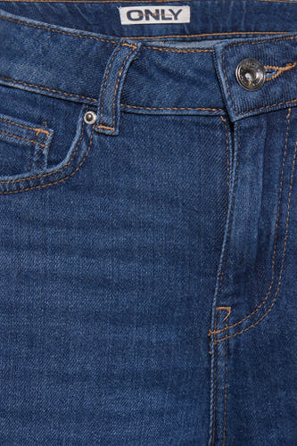 Short, mid-blue denim pants from ONLY, with stitches and a button fly.