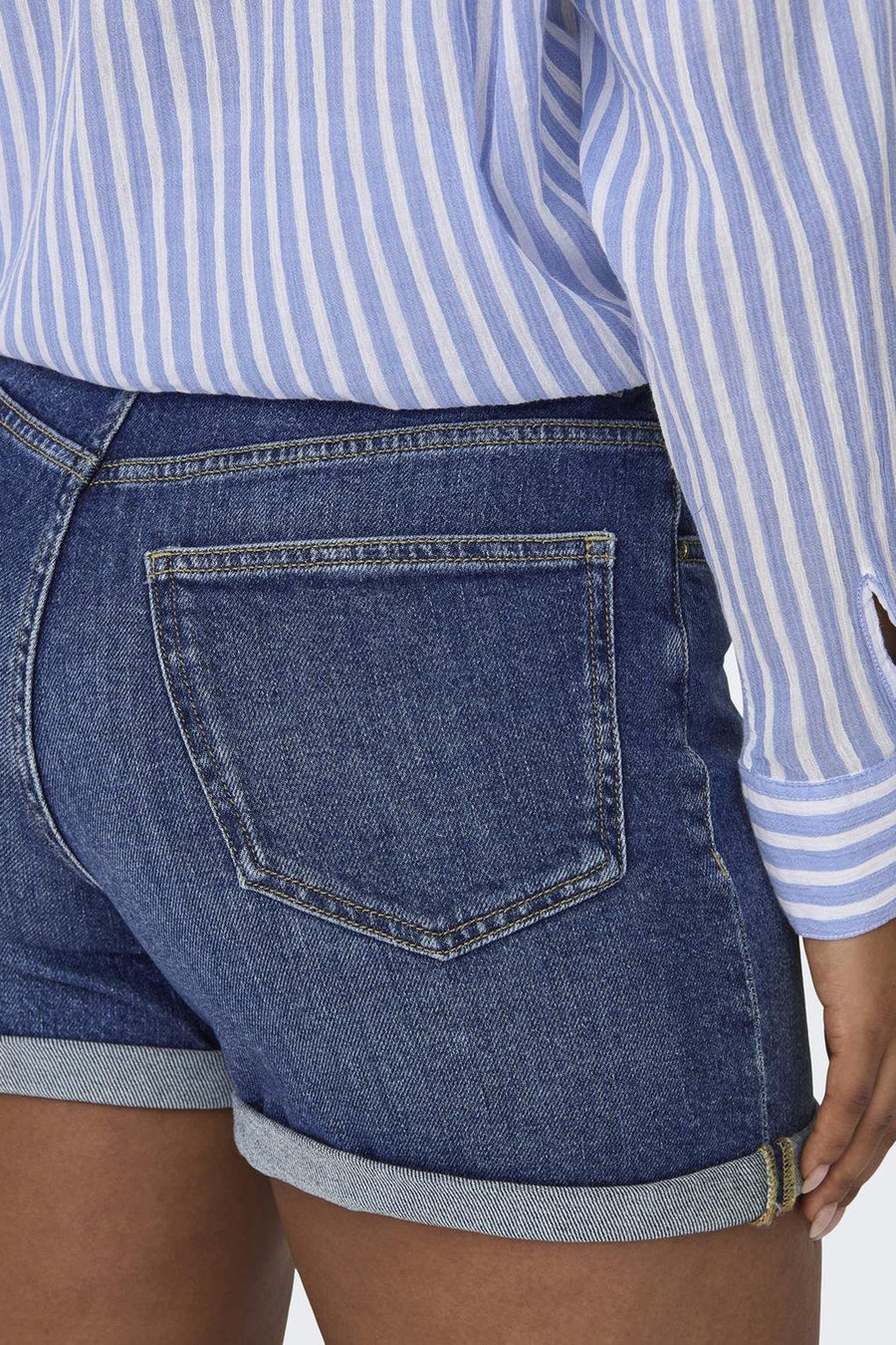 Mid blue denim short van ONLY, met een omgeslagen zoom en een achterzak.
