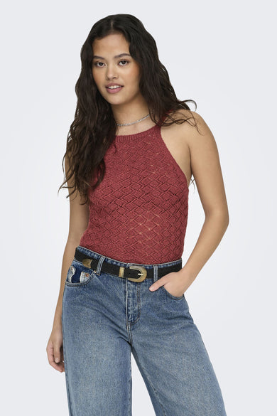 Tête de spaghetti rouge ONLY, avec un décolleté ouvert et portée avec des jeans larges et des bottines noires.