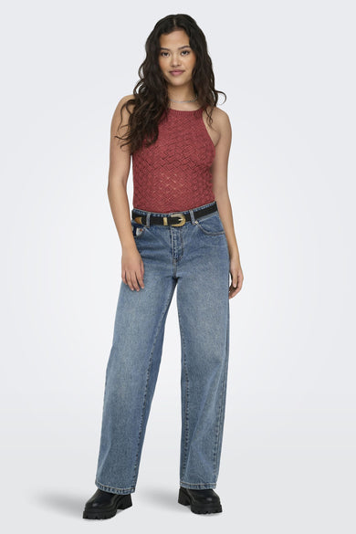 Rode spaghettitop van ONLY, met een open breisel en gedragen met wijde jeans en zwarte laarzen.
