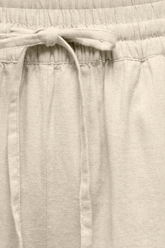 Short beige de JDY, avec un cordon de serrage noué et une taille élastique.