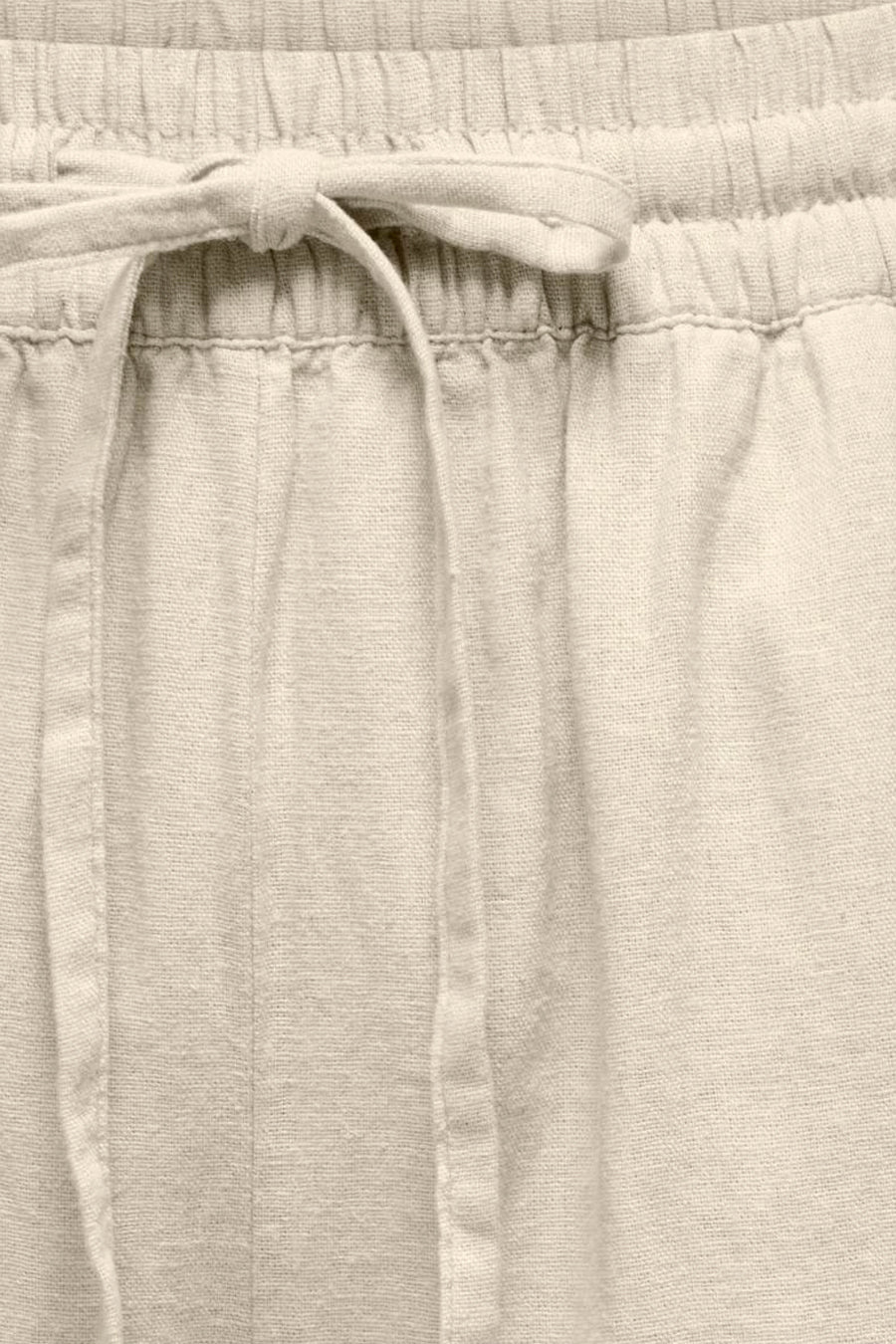 Short beige de JDY, avec un cordon de serrage noué et une taille élastique.