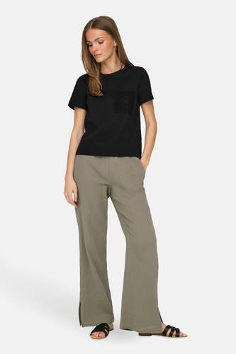 T-shirt noir à manches courtes de JDY, avec une poche carrée tricotée sur la poitrine.