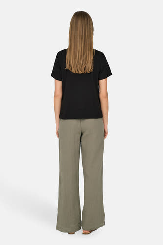 T-shirt noir à manches courtes de JDY, vu de derrière avec un pantalon kaki.