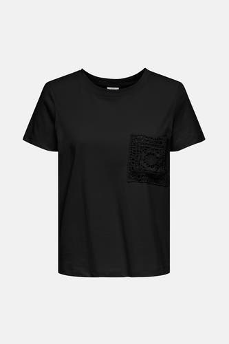 T-shirt noir à manches courtes de JDY, avec un sac crocheté sur la poitrine.