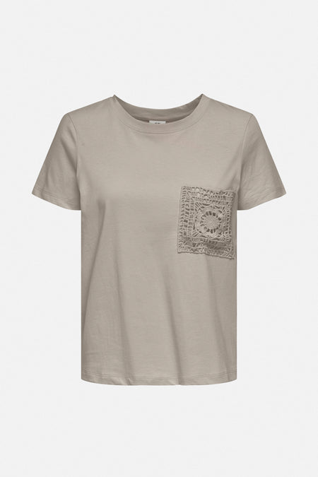 JDYSELMA S/S CROCHET POCKET TOP JRS