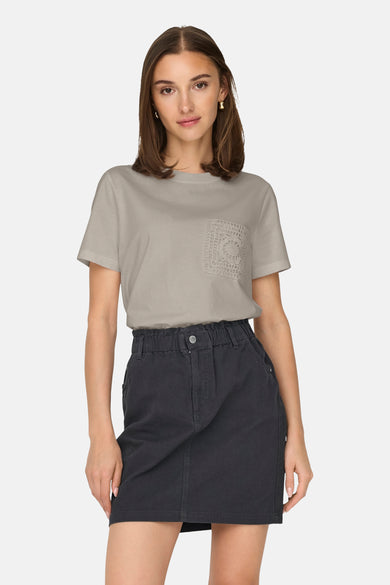 T-shirt beige à manches courtes de JDY, avec un petit sac tricoté à l'avant.