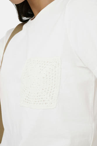 Wit T-shirt met korte mouwen van JDY, met gehaakt zakje op de borst.
