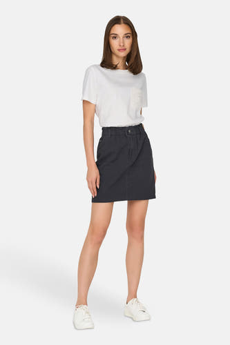 T-shirt blanc à manches courtes de JDY, avec détail en dentelle sur la poche poitrine.