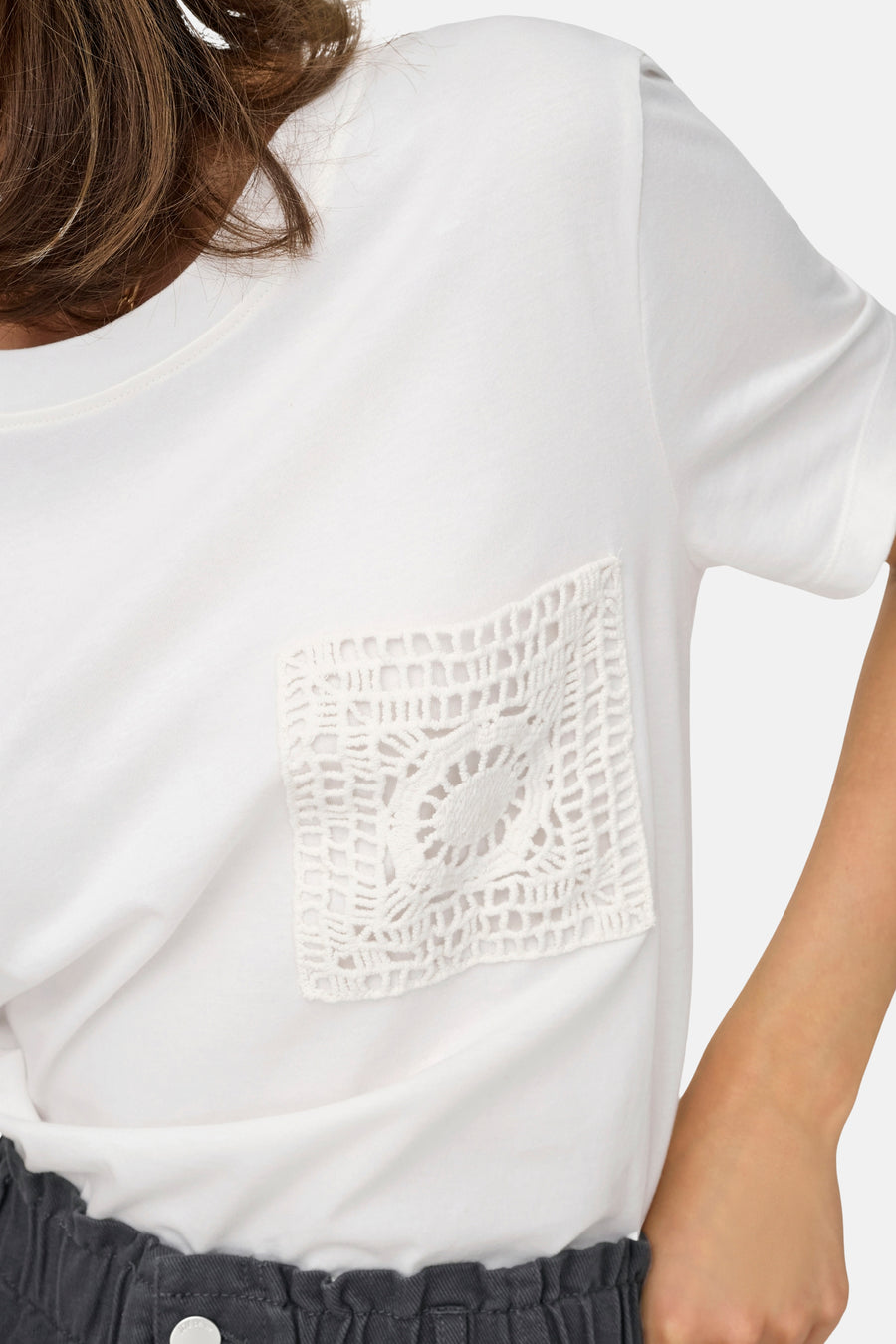 T-shirt blanc à manches courtes de JDY, avec poche carrée en dentelle sur la poitrine.