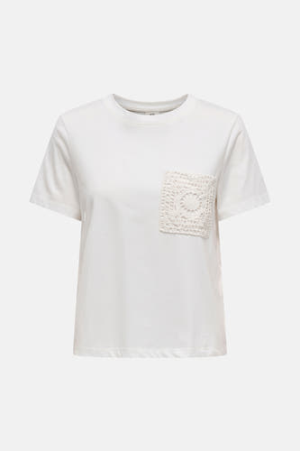 T-shirt blanc à manches courtes de JDY, avec détail de poche crochetée sur la poitrine.