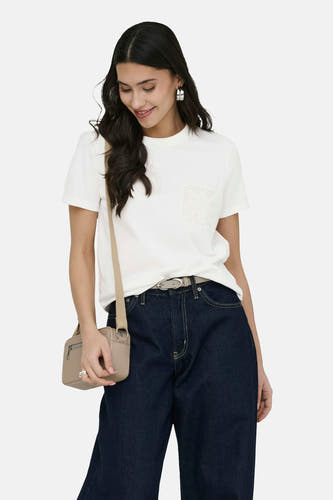 Wit T-shirt met korte mouwen van JDY, met een gehaakt zakdetail, gecombineerd met donkere jeans en een beige tas.
