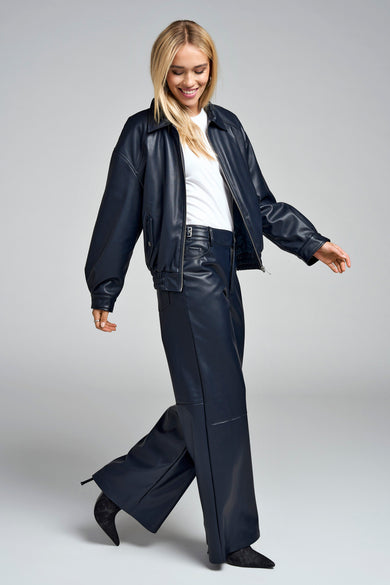 Pantalon bleu d'ONLY, avec des jambes larges et associé à une veste en cuir et à des escarpins.
