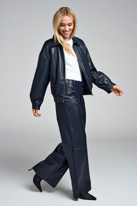 Pantalon bleu d'ONLY, avec des jambes larges et associé à une veste en cuir et à des escarpins.