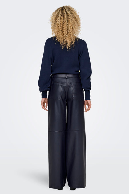 Pantalon bleu de ONLY®, avec des jambes larges, vu de derrière.