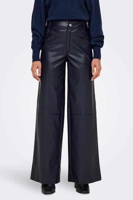 Pantalon bleu d'ONLY, avec des jambes larges et des passants de ceinture, associé à une chemise bleu marine.
