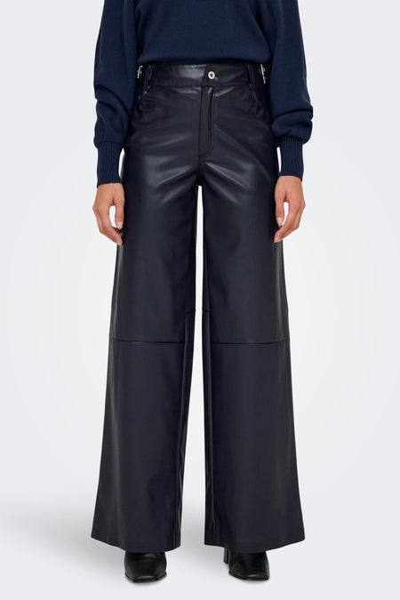 Pantalon bleu d'ONLY, avec des jambes larges et des passants de ceinture, associé à une chemise bleu marine.