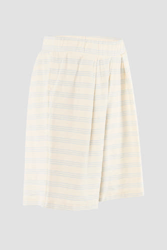 Witte short van JDY met een lichtblauwe streepjespatroon en elastische tailleband.
