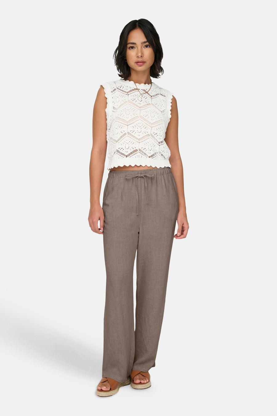 Bruine linnen broek van ONLY®, met elastische taille en trekkoord, breed model, front view, gedragen met witte gehaakte top en espadrilles