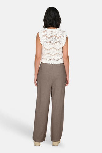 Bruine wijde broek van ONLY®, achterkant, met textuur en hoge taille, gedragen met witte gehaakte top en espadrilles