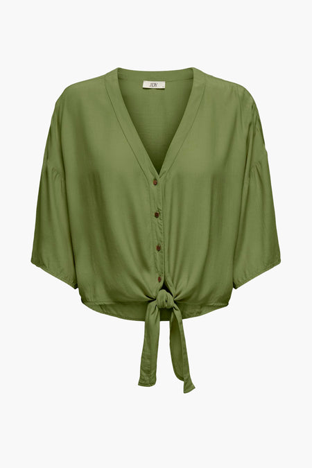 Chemise verte à manches longues de JDY, avec une fermeture nouée au dos.