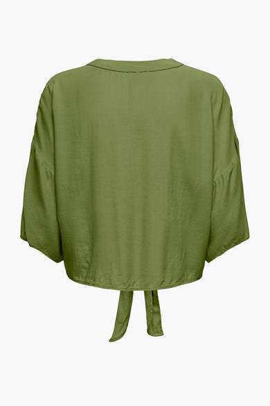 Chemise verte à manches longues de JDY, avec une fermeture nouée au dos.