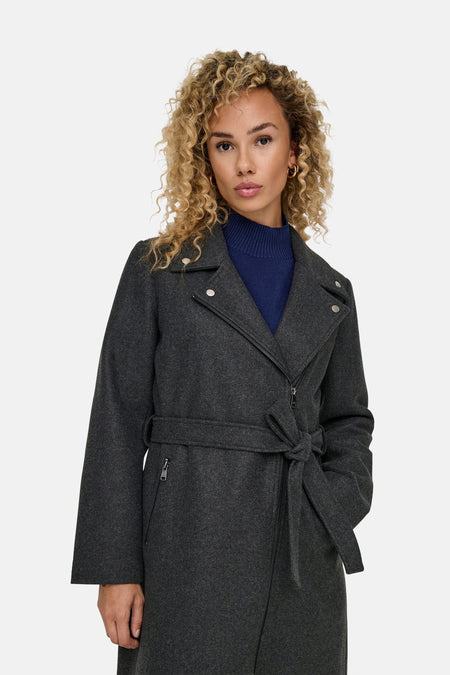 Manteau long gris d'ONLY, avec une ceinture nouée et un gilet bleu en dessous.