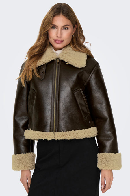 Manteau brun ONLY avec doublure en fourrure de teddy à la col, aux manches et au bas.