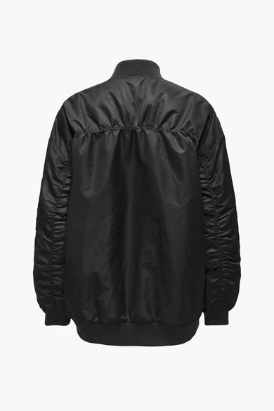 Manteau court noir d'ONLY, avec des détails froncés sur le dos et les manches.