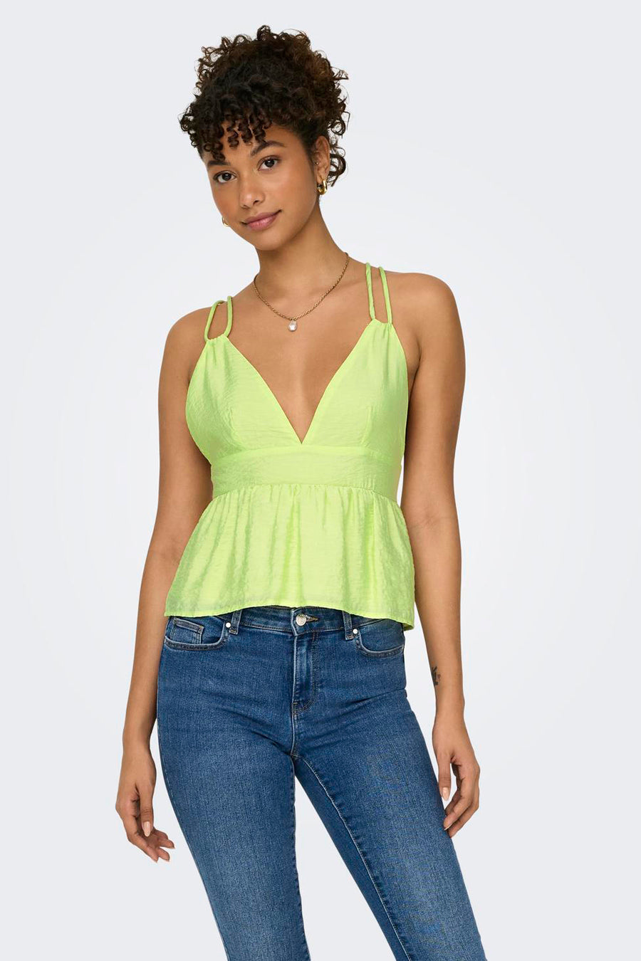 Blouse sans manches verte de ONLY, avec des liens croisés et une coupe cintrée, à porter avec des jeans et des baskets.