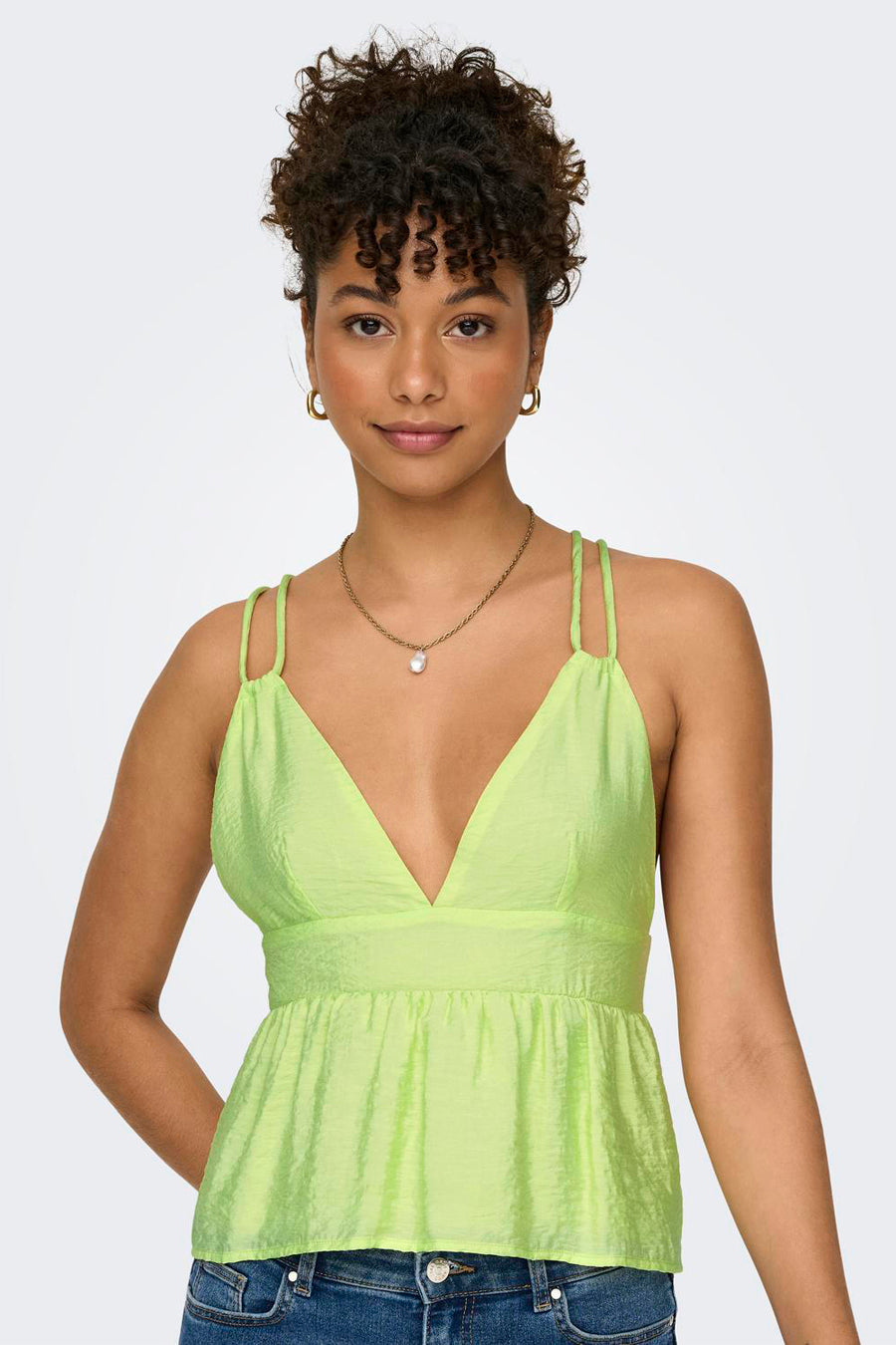 Blouse sans manches verte de ONLY®, avec des rubans spaghetti doubles et un léger brillant.