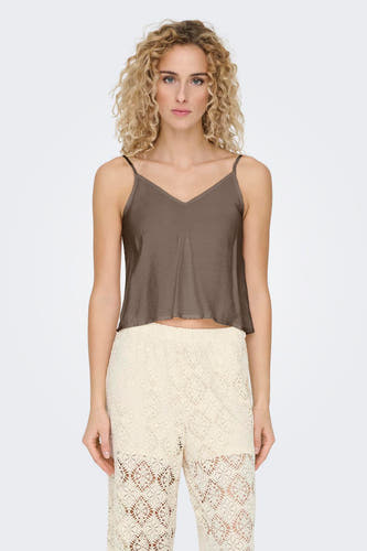 Blouse à manches longues brune de ONLY, portée avec un pantalon tricoté crème.