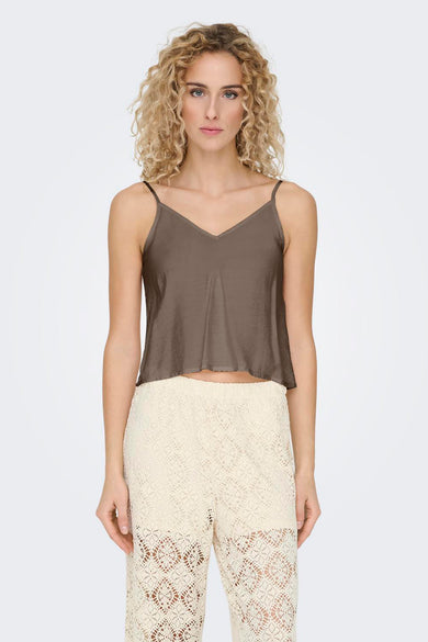 Blouse à manches longues brune de ONLY, portée avec un pantalon tricoté crème.