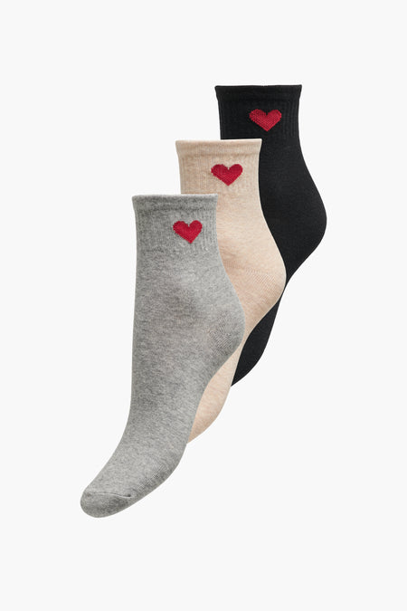 Chaussette noire avec petit cœur rouge de ONLY®, combinée avec une variante grise et beige, mélange de coton, coupe confortable
