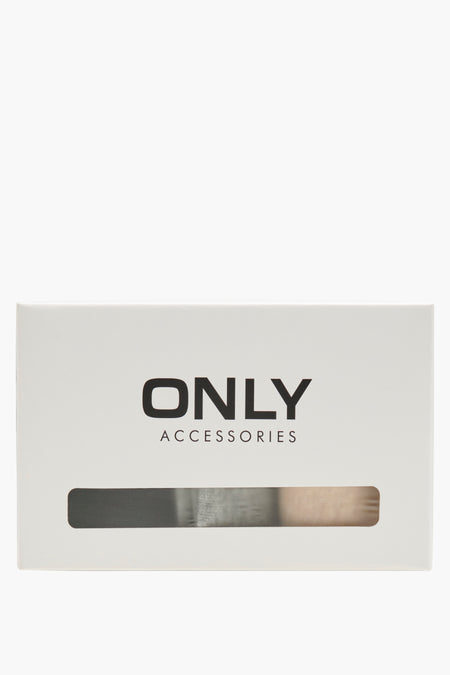 Chaussettes noires de ONLY® dans une boîte blanche avec fenêtre transparente, design minimaliste