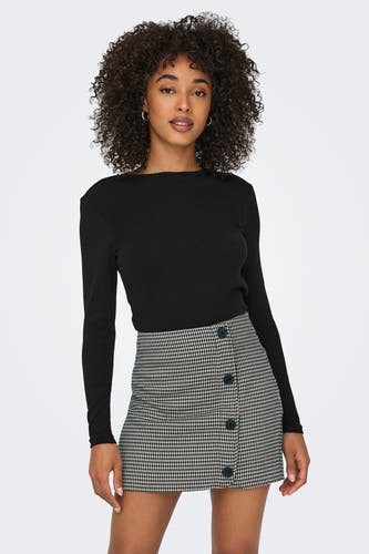 T-shirt noir à manches longues de ONLY®, associé à une jupe carreaux de gue avec des boutons.