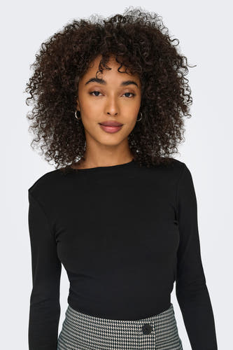 T-shirt noir à manches longues de ONLY®, associé à une jupe carreaux de gue et des boucles d'oreilles argentées.