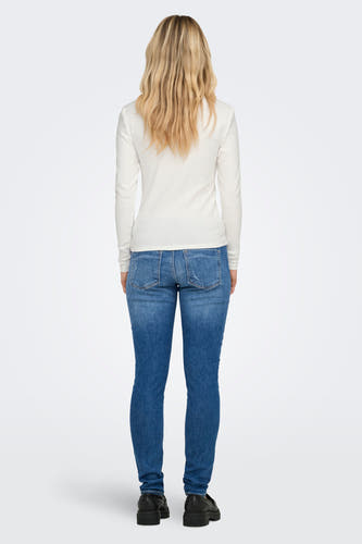 T-shirt écru à manches longues de ONLY, vu de dos, avec des cheveux blonds bouclés et un jeans bleu.