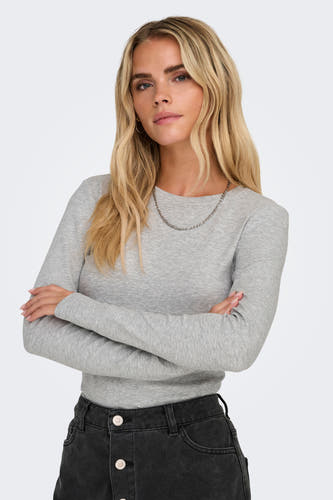 T-shirt gris à manches longues de ONLY, avec un col rond et porté avec une jupe noire.