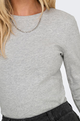 T-shirt gris à manches longues d'ONLY, avec une chaîne argentée et un pantalon noir.