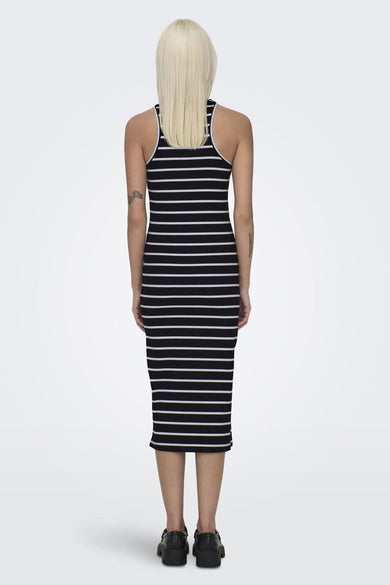 Robe sans manches noire d'ONLY, avec des rayures blanches horizontales et vue de l'arrière.
