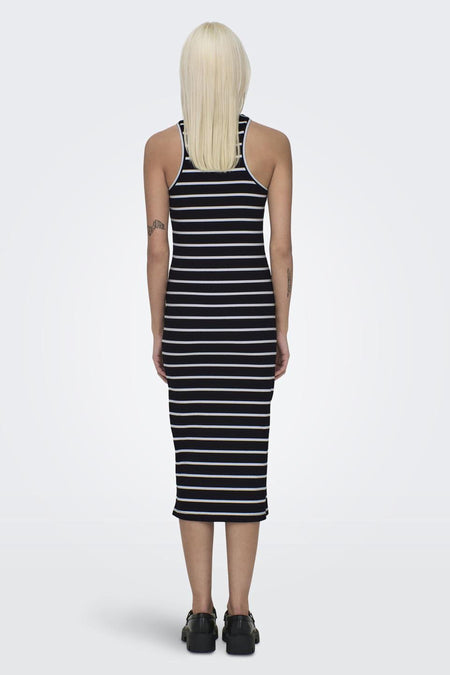 Robe sans manches noire d'ONLY, avec des rayures blanches horizontales et vue de l'arrière.
