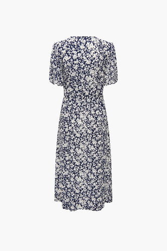 Blauw-witte bloemenjurk met korte mouwen.