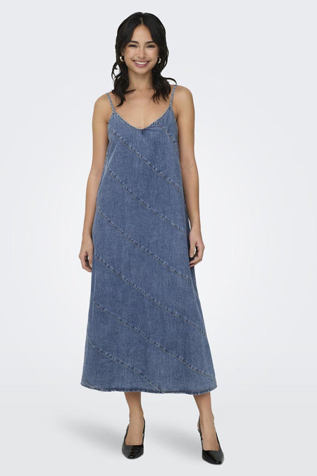 Robe sans manches en denim bleu moyen d'ONLY® avec fines bretelles et coutures diagonales.